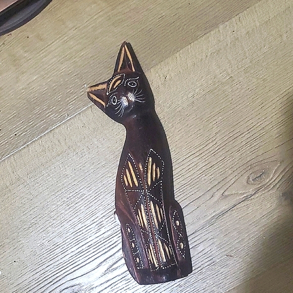 Artistic Wooden Cat‎ Sculpture - Picture 1 of 7